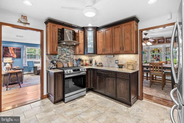 21 RED ROSE DR, Levittown, PA 19056