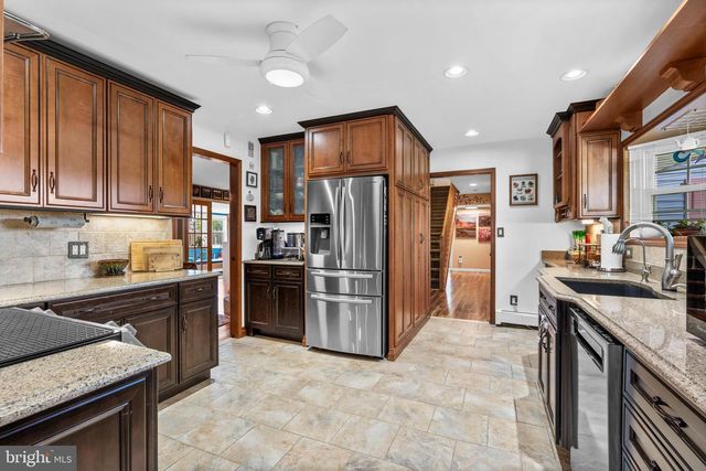 21 RED ROSE DR, Levittown, PA 19056