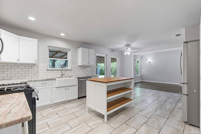 210 S MANTON LN, Castle Hills, TX 78213