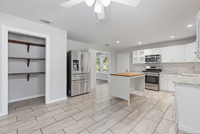210 S MANTON LN, Castle Hills, TX 78213