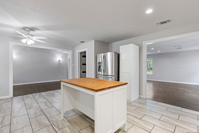 210 S MANTON LN, Castle Hills, TX 78213