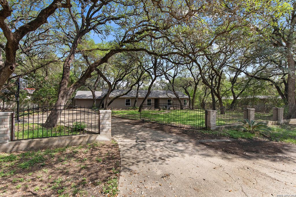 210 S MANTON LN, Castle Hills, TX 78213