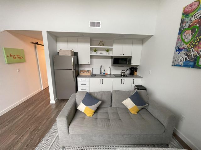 49 Navasota ST 201, Austin, TX 78702