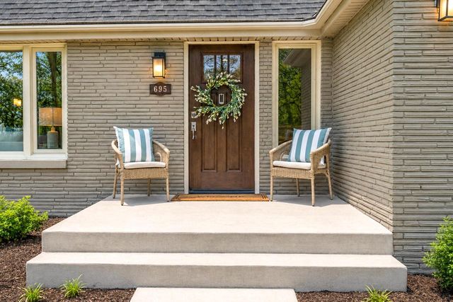 695 Meadow LANE, Elm Grove, WI 53122