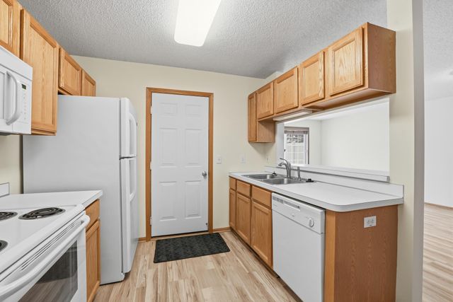 677 Mariner Way, Woodbury, MN 55129