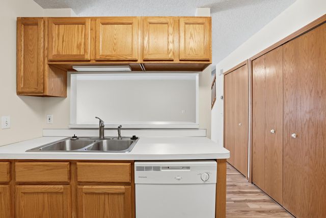 677 Mariner Way, Woodbury, MN 55129