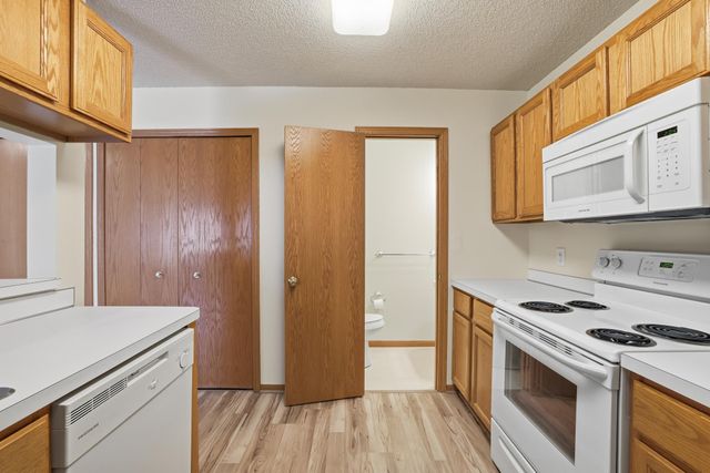 677 Mariner Way, Woodbury, MN 55129