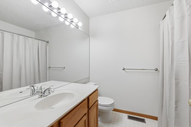 677 Mariner Way, Woodbury, MN 55129