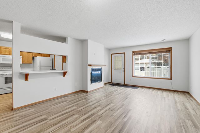 677 Mariner Way, Woodbury, MN 55129