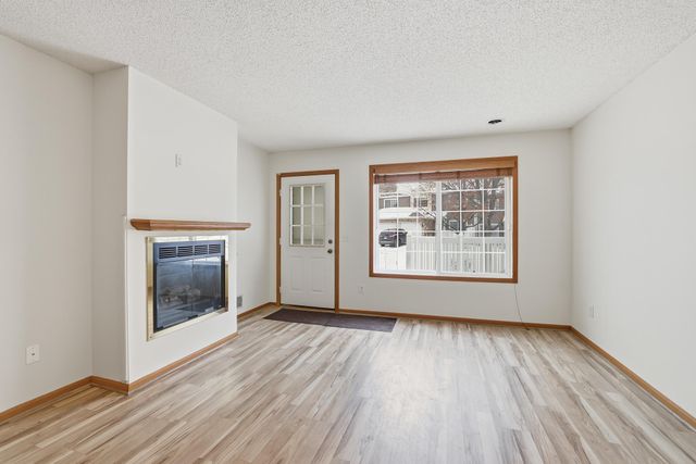 677 Mariner Way, Woodbury, MN 55129