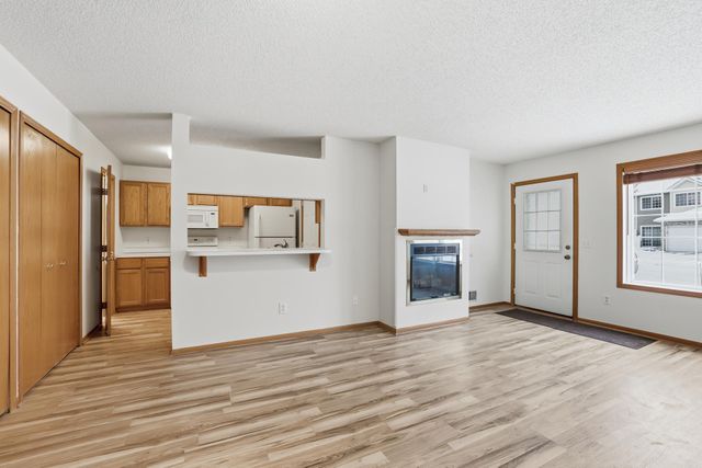 677 Mariner Way, Woodbury, MN 55129