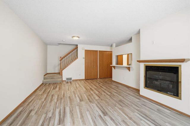 677 Mariner Way, Woodbury, MN 55129