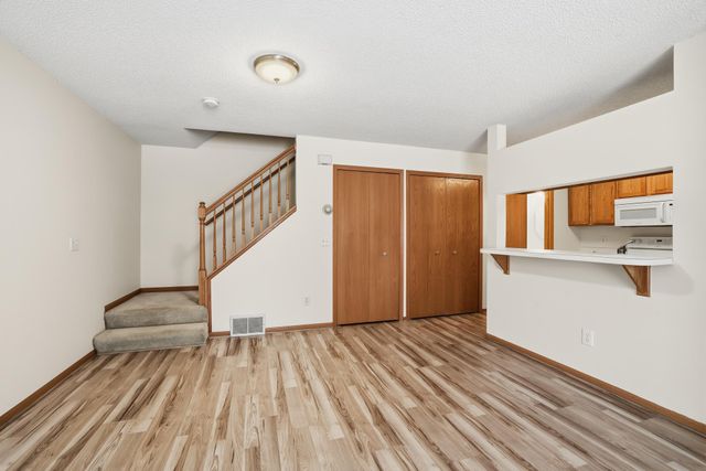 677 Mariner Way, Woodbury, MN 55129