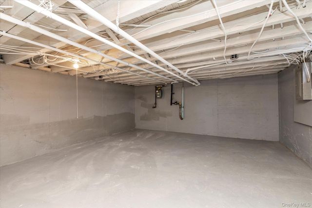 59 Stratford Avenue, Williston Park, NY 11596