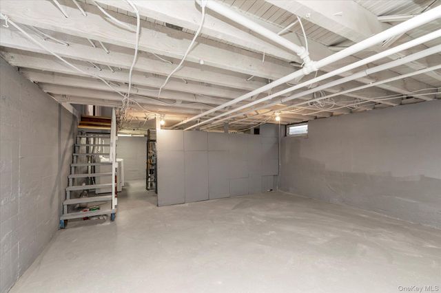 59 Stratford Avenue, Williston Park, NY 11596