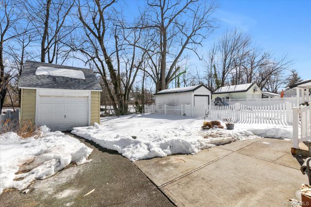 59 Stratford Avenue, Williston Park, NY 11596