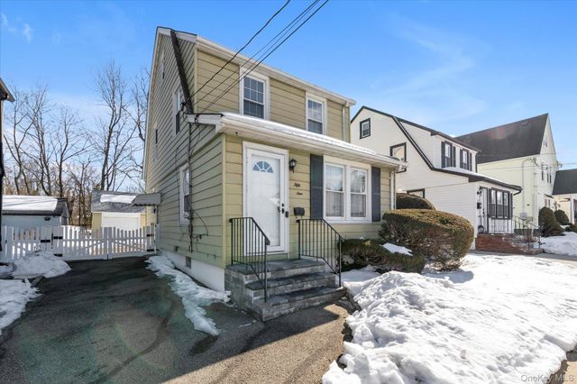 59 Stratford Avenue, Williston Park, NY 11596