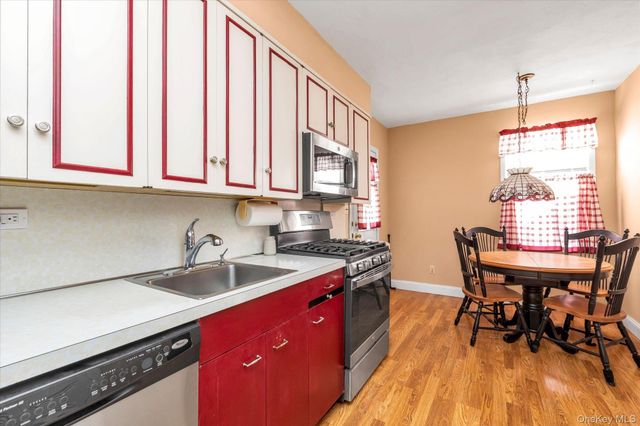 59 Stratford Avenue, Williston Park, NY 11596