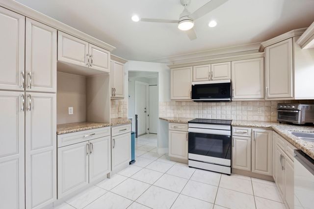 2390 NW 15TH Street NW, Delray Beach, FL 33445