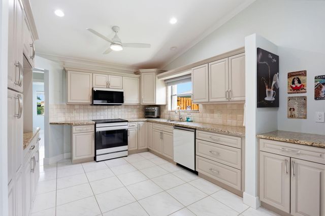 2390 NW 15TH Street NW, Delray Beach, FL 33445
