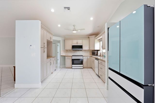 2390 NW 15TH Street NW, Delray Beach, FL 33445