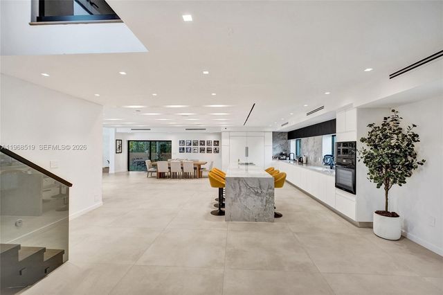 1977 S Oak Haven Cir, Miami, FL 33179