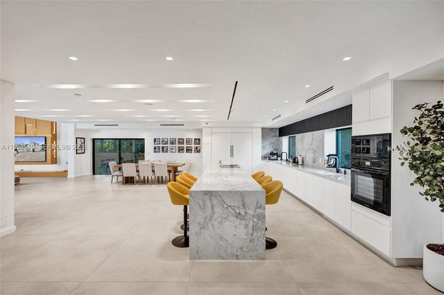 1977 S Oak Haven Cir, Miami, FL 33179