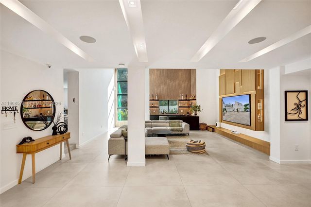 1977 S Oak Haven Cir, Miami, FL 33179