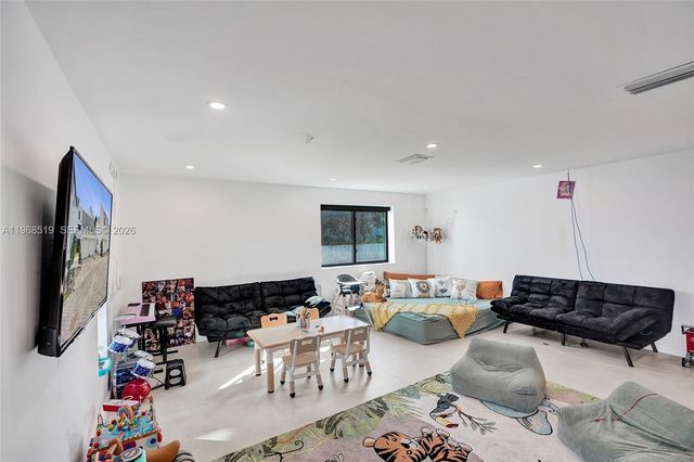 1977 S Oak Haven Cir, Miami, FL 33179