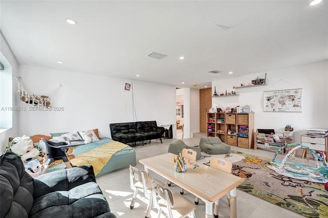 1977 S Oak Haven Cir, Miami, FL 33179