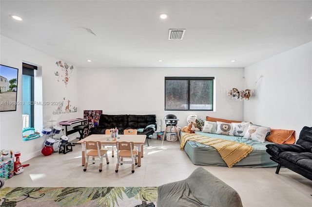 1977 S Oak Haven Cir, Miami, FL 33179