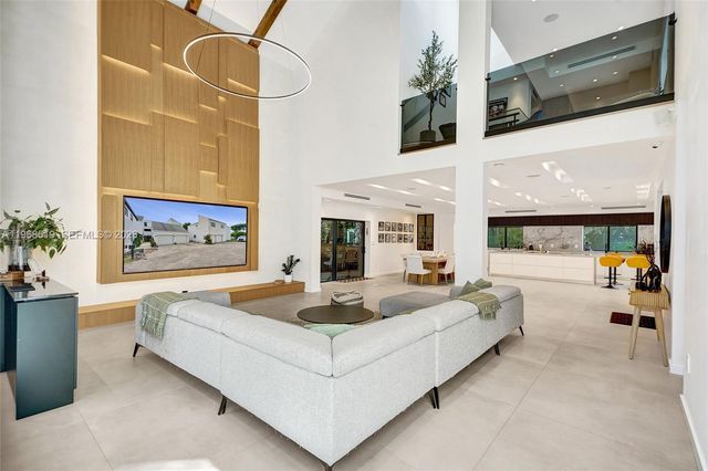 1977 S Oak Haven Cir, Miami, FL 33179