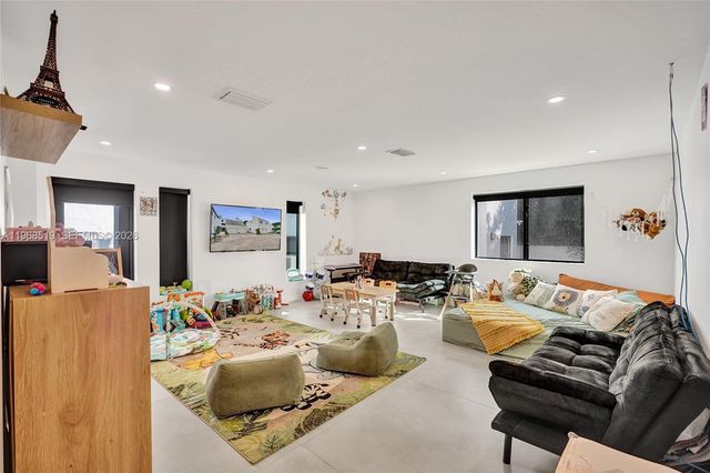 1977 S Oak Haven Cir, Miami, FL 33179