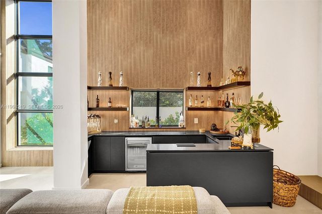 1977 S Oak Haven Cir, Miami, FL 33179