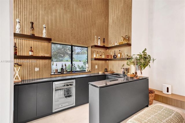 1977 S Oak Haven Cir, Miami, FL 33179