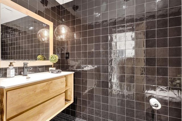 1977 S Oak Haven Cir, Miami, FL 33179