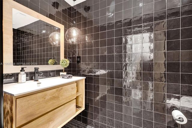 1977 S Oak Haven Cir, Miami, FL 33179