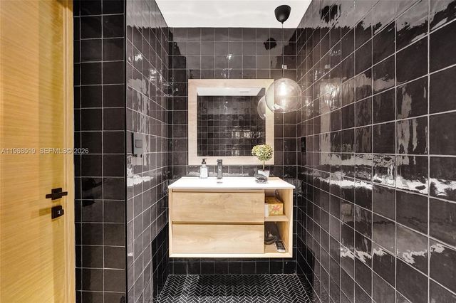 1977 S Oak Haven Cir, Miami, FL 33179