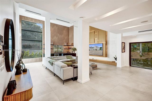 1977 S Oak Haven Cir, Miami, FL 33179