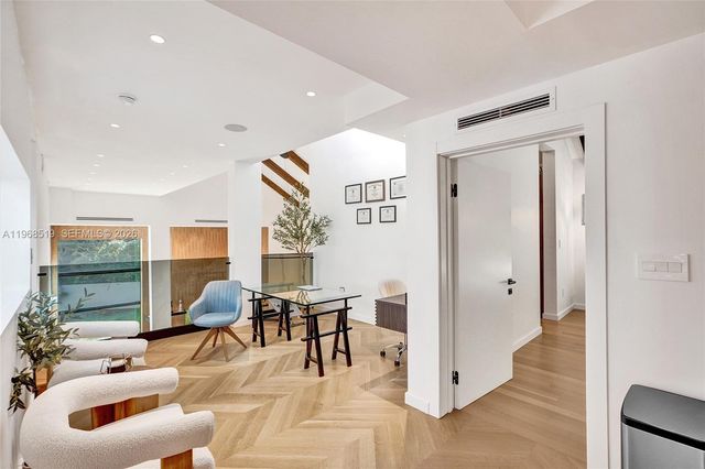 1977 S Oak Haven Cir, Miami, FL 33179