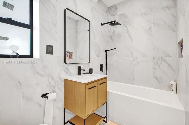 1977 S Oak Haven Cir, Miami, FL 33179