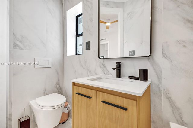 1977 S Oak Haven Cir, Miami, FL 33179