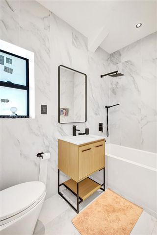 1977 S Oak Haven Cir, Miami, FL 33179