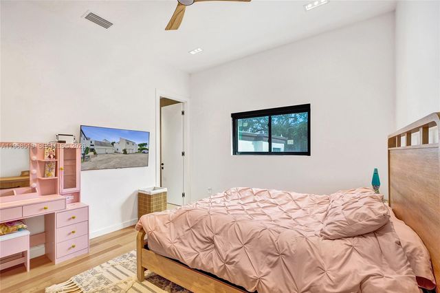 1977 S Oak Haven Cir, Miami, FL 33179