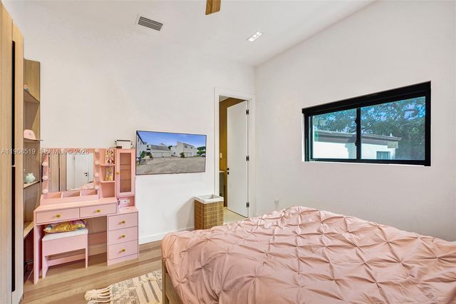 1977 S Oak Haven Cir, Miami, FL 33179