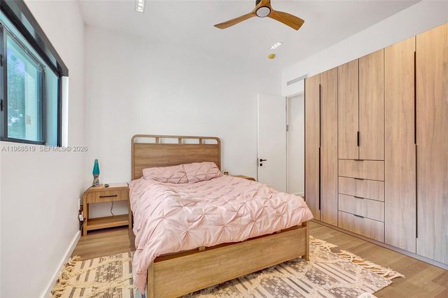 1977 S Oak Haven Cir, Miami, FL 33179