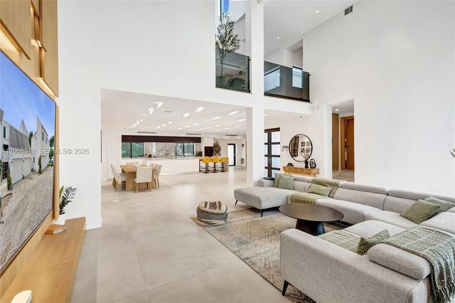 1977 S Oak Haven Cir, Miami, FL 33179