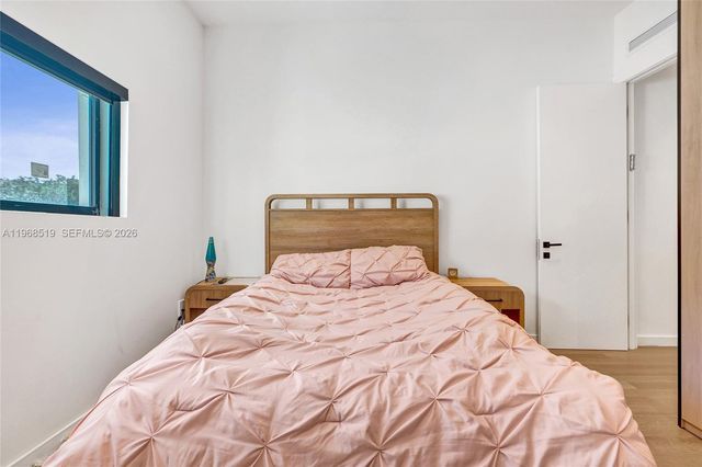 1977 S Oak Haven Cir, Miami, FL 33179