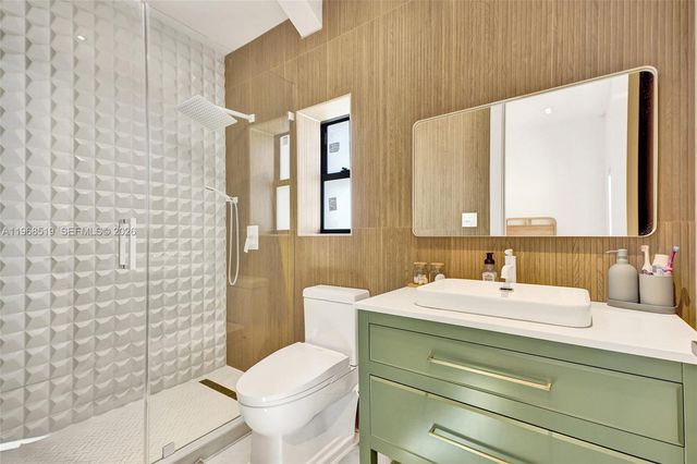 1977 S Oak Haven Cir, Miami, FL 33179