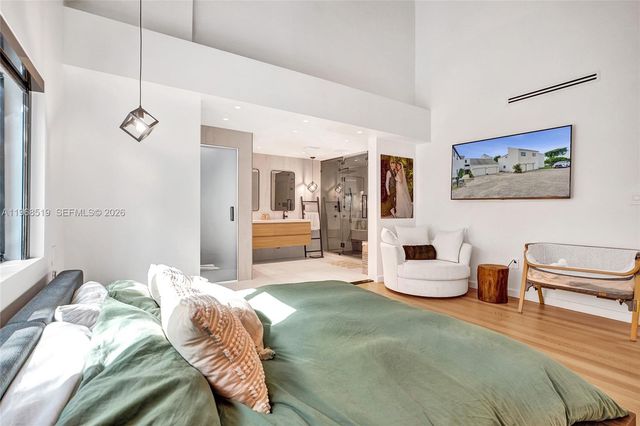 1977 S Oak Haven Cir, Miami, FL 33179